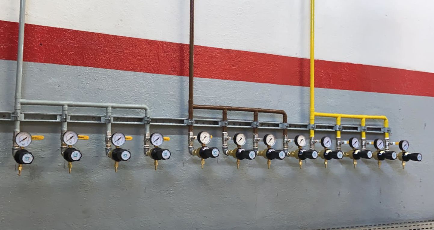 Régua de distribuição de gases com múltiplos reguladores de posto
