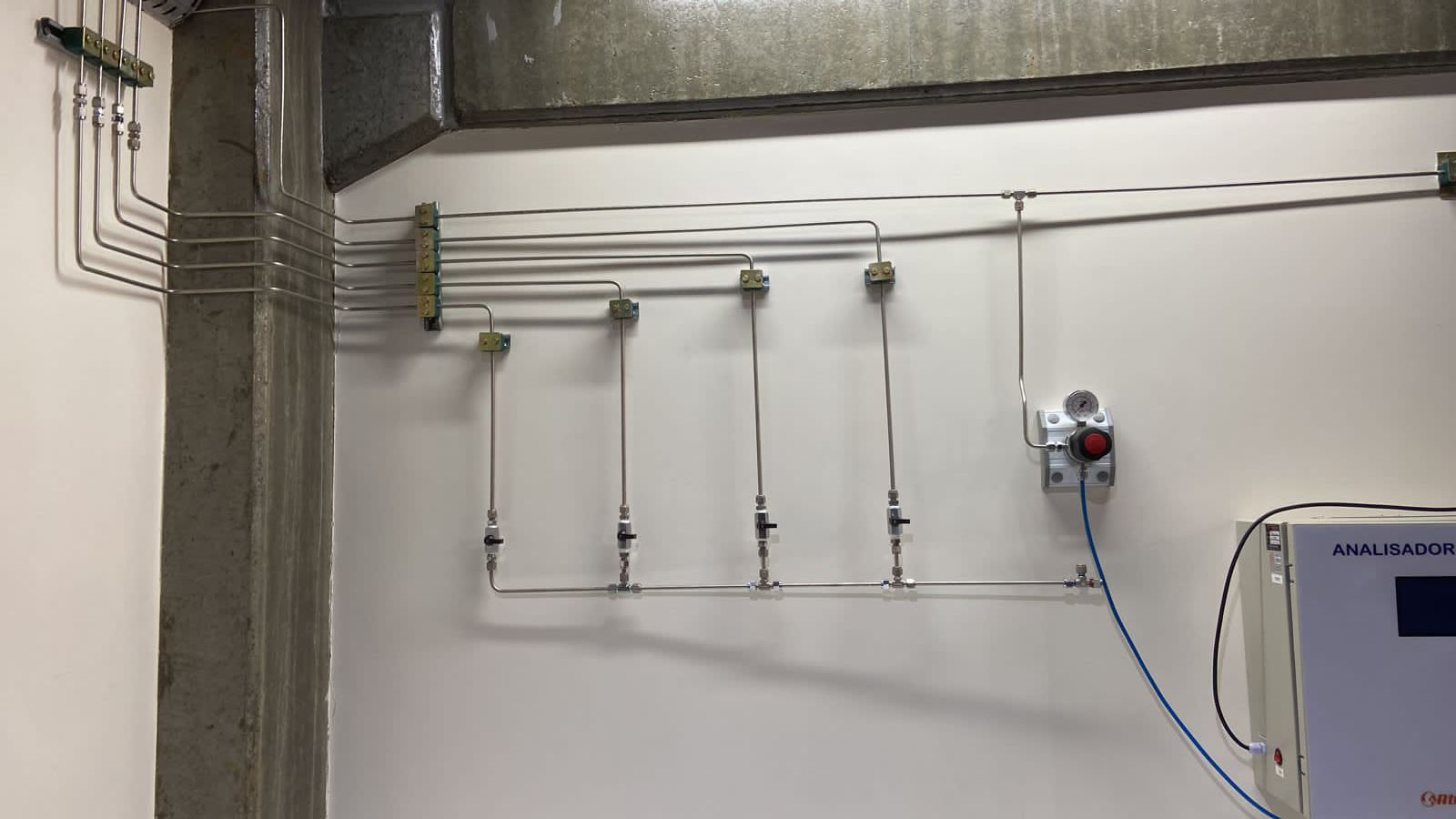 Rede de gases em aço inox até analisador laboratorial