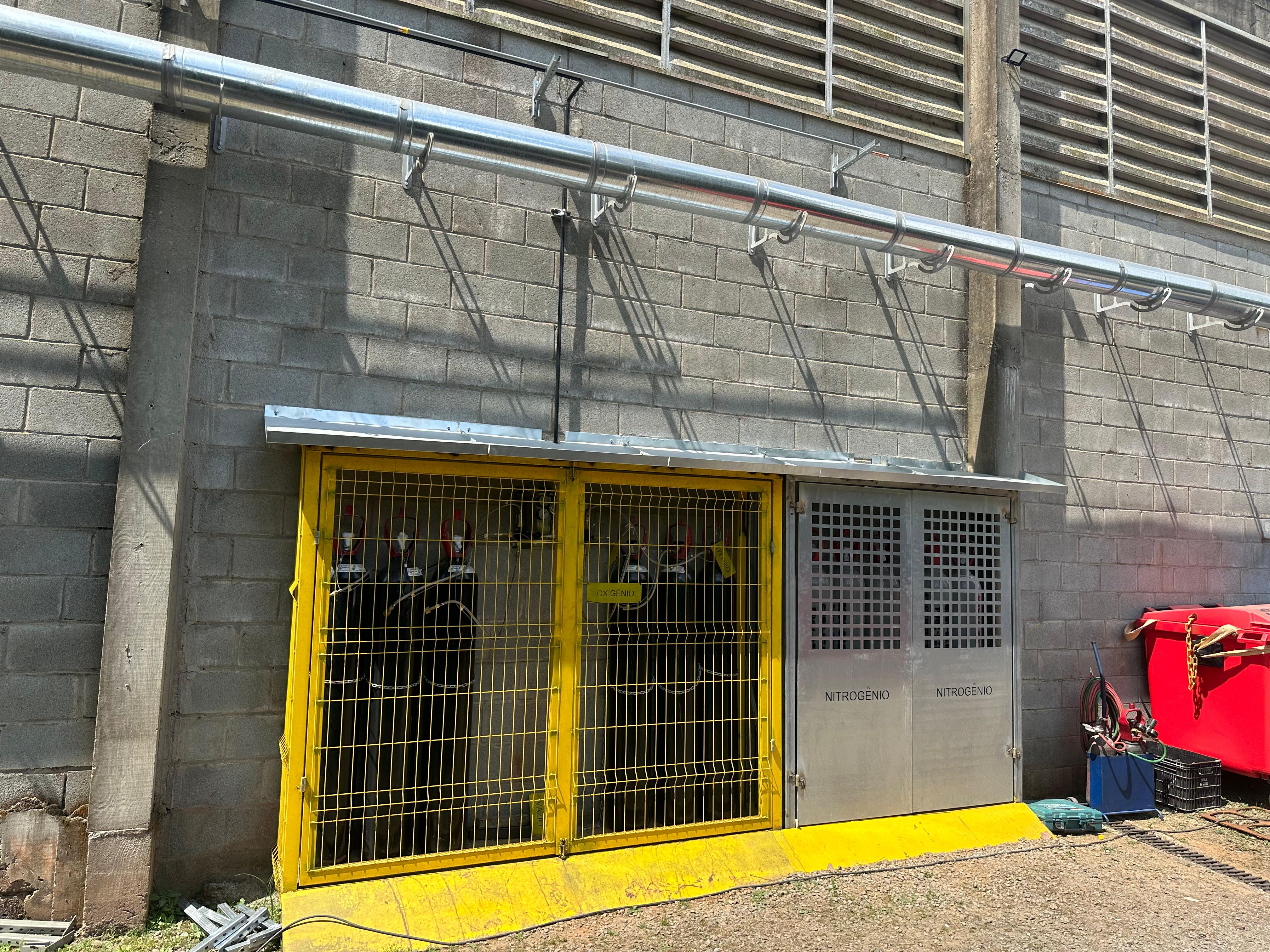 Abrigo externo de cilindros de nitrogênio com cobertura