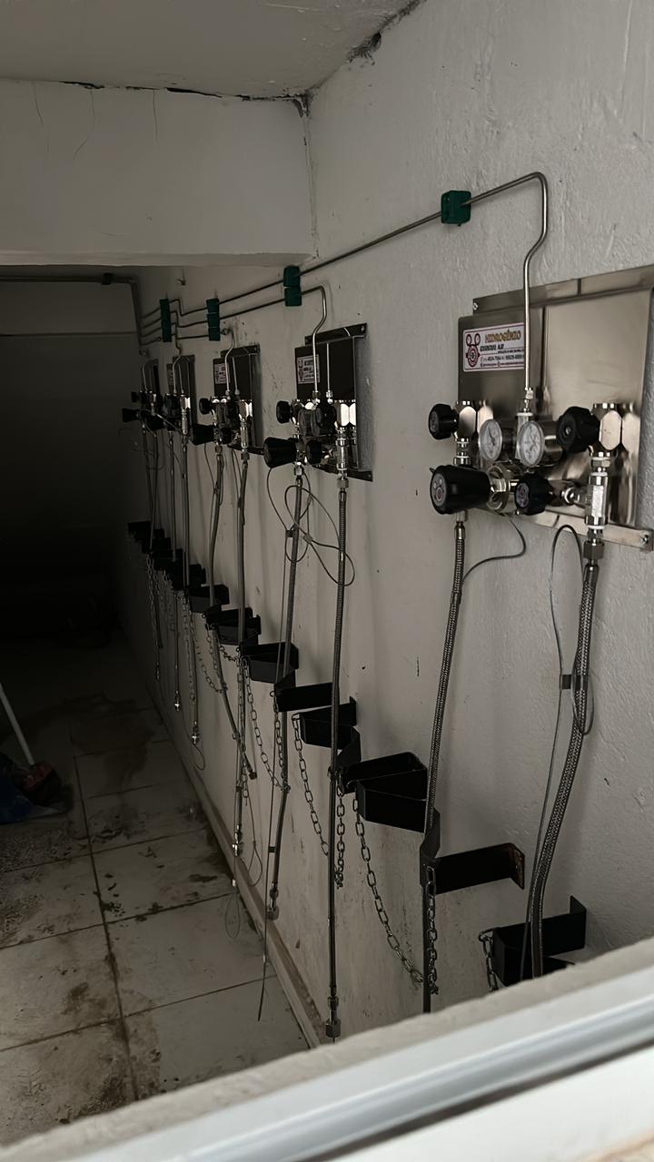 Central de hidrogênio com bateria de reguladores de posto